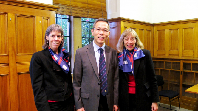 (From left) Professor Sharon Kilbreath, Professor of Faculty of Health Sciences, The University of Sydney; Professor Lau Chak-sing, Associate Dean (Teaching and Learning) of Li Ka Shing Faculty of Medicine, The University of Hong Kong; and Professor Kathryn Refshauge, Dean of Faculty of Health Sciences, The University of Sydney, Australia.  